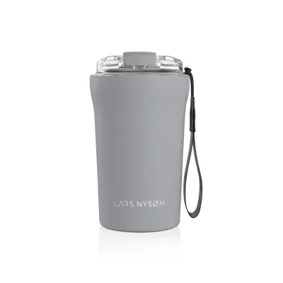 Imagen del producto de LARS NYSØM: Taza térmica para llevar con asa y tapa de Tritan. Vaso de viaje de 0,38 litros, sin BPA, con aislamiento (gris claro, 380 ml)
