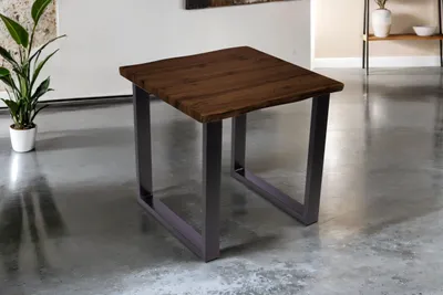 Produktbild von Esstisch Josy | 80 x 80 cm | Holz Nussbaum-Optik | U-Gestell Metall schwarz | 40 mm Tischplatte mit Baumkante | Tisch für Esszimmer & Küche