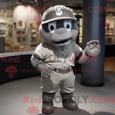 Produktbild von Grauer REDBROKOLY American Football Helm Maskottchen Kostüm Charakter bekleidet mit einem Baseball-T-Shirt und Stirnbänder
