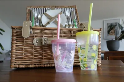 Produktbild von 12 Stück Kinder-Trinkbecher 385ml mit Deckel & Trinkhalm Kindergeburtstag