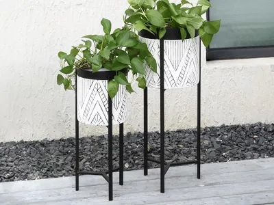 Zdjęcie produktu dla Zestaw dwóch donic balkonowych z metalową podstawą - wymiary: 20 x 53 cm i 25 x 69 cm - kolor: czarny i biały - CAPOLI