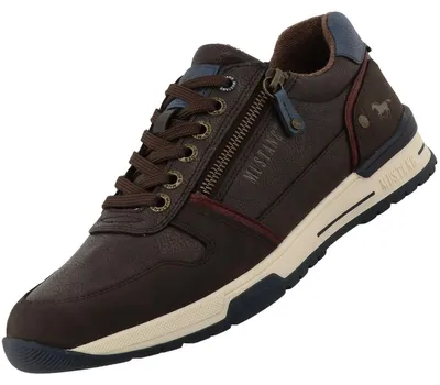 Auf dem Bild ist ein brauner Freizeitschuh zu sehen dessen Obermaterial aus Leder besteht Der Schuh steht auf einer weißen Fläche und ist leicht angewinkelt dargestellt. Man sieht den Schuh von der seitlichen Außenseite.