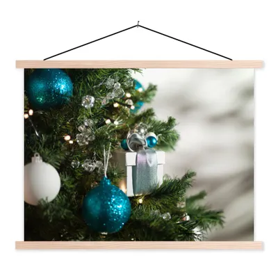 Produktbild von MuchoWow® Textilposter Eine Nahaufnahme eines Weihnachtsbaums mit blauen und weißen Kugeln 150x113 cm mit holzfarbenen Rahmen - Poster