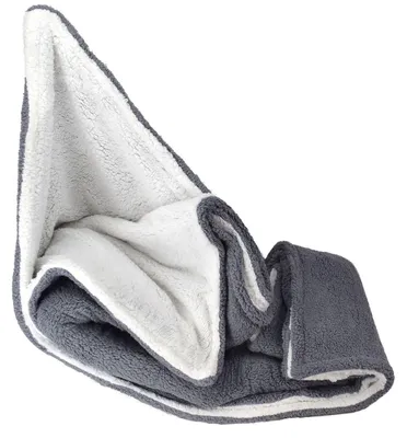 Produktbild von Kuscheldecke aus Polyester in Lammfelloptik mit Herzen oder grau/weiß