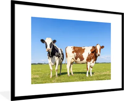 Produktbild von MuchoWow® Gerahmtes Poster Kühe - Bauernhof - Gras - Natur - Tiere 90x60 cm - Poster mit Schwarzem Bilderrahmen Wandposter Rahmen Foto Bilder - Wanddekoration - Fotos