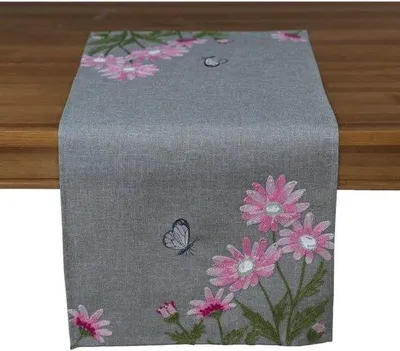 Produktbild von Famanu Tischdecke Tischläufer, grau mit Blumen, Stickerei mit rosa Margeriten und weißem Schmetterling (40 x 85 cm)