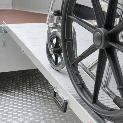 Produktbild von Datona - Auffahrrampe klappbar 74 cm breit - Rollstuhlrampe 2-fach faltbar - mobile Türschwellenrampe für Rollstuhl, Schubkarre & Trolley - Tragkraft 150 kg - Anti-Rutsch