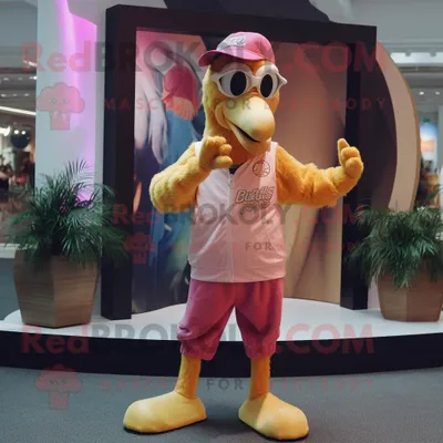Produktbild von Goldene REDBROKOLY Flamingo Maskottchen Kostüm figur bekleidet mit Bermuda-Shorts und Mützen