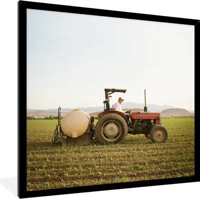 Produktbild von MuchoWow® Gerahmtes Poster Traktor - Landwirt - Berg 40x40 cm - Poster mit Schwarzem Bilderrahmen Wandposter Rahmen Foto Bilder - Mit Rahmen - Wanddekoration Schlafzimmer