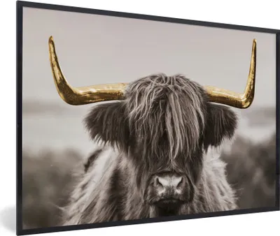 Produktbild von MuchoWow® Gerahmtes Poster Schottischer Highlander - Gold - Schwarz - Weiß 90x60 cm - Poster mit Schwarzem Bilderrahmen Wandposter Rahmen Foto Bilder - Fotorahmen - Foto-Plakat
