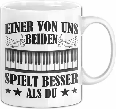 Produktbild von Klavier Tasse Geschenk Spruch Für Bass-Spieler Einer Von Uns Beiden Spielt Besser Als Du Becher (Weiß)