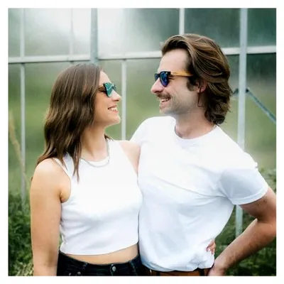 Produktbild von Sonnenbrille für Herren und Damen aus Holz, polarisiert, UV400 mit Holzbügeln und Kork-Brillenetui