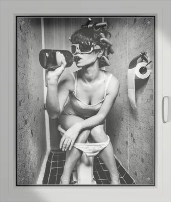Produktbild von Wallario Lichtschutzbild, Dekorativer Sichtschutz Sonnenschutz 76 x 93 cm mit Motiv: Kloparty - Sexy Frau auf Toilette mit Weinflasche - Verdunklung ohne Bohren