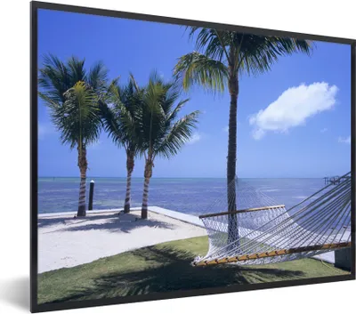 Produktbild von MuchoWow® Gerahmtes Poster Meer - Hängematte - Palme 80x60 cm - Poster mit Schwarzem Bilderrahmen Wandposter Rahmen Foto Bilder - Schwarzem - Mit Gestell