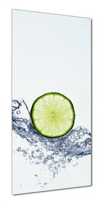 Produktbild von Wallario selbstklebende Duschrückwand 90 x 190 cm mit Motiv Limettenscheibe in spritzigem Wasser - Wandverkleidung mit Hochglanzlaminat in Glasoptik