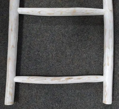Zdjęcie produktu dla Błyszcząca, lakierowana listwa montażowa z teaku o długości 150 cm, w białym kolorze, idealna do łazienki, sypialni i garderoby.