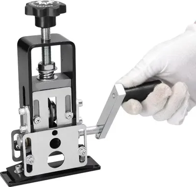 Obrázok produktu pre Stroj na odizolovanie káblov/odizolovač káblov – ručný a poháňaný vŕtačkou – 1–25 mm – nerezová oceľ – prenosný – strieborný