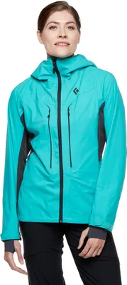 Dame trägt die W Dawn Patrol Hybrid Shell Jacke von Black Diamond in Türkis mit schwarzen Akzenten.