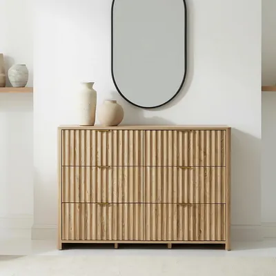 Produktbild von Kommode ELLA mit 6 Schubladen, Eiche Finish - Schubladenkommode mit Lamellenoptik, Sideboard mit Stauraum, Anrichte in natürlicher Holzoptik und goldfarbene Metallgriffe, skandinavisches Design