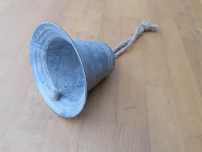 Produktbild von Deko-Glocke Glockenschelle, Zinkblech grau Seilkordel 14 cm