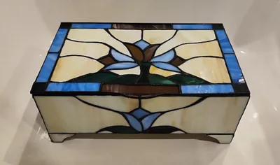 Dies ist eine große exquisite Schmuckschatulle im Tiffany-Stil aus Buntglas.
