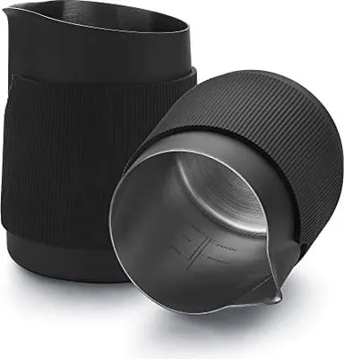 Produktbild von Normcore Milchkännchen Edelstahl - Kompakt ohne Griff - Barista Milchkännchen - Rostfreie Milchkanne Edelstahl für den Cappuccino und Latte Art - Sharp Ausguss (450ml, Schwarz)