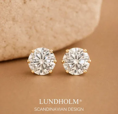 Produktbild von Lundholm Ohrstecker Damen Nikki – Edelstahl goldfarben PVD – 6 mm Zirkonia Stein – Hypoallergen Wasserfest – Statement Stecker Ohrringe