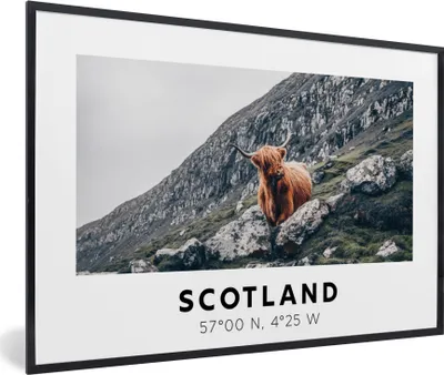 Produktbild von MuchoWow® Gerahmtes Poster Schottland - Schottische Highlander - Berge - Tiere 30x20 cm - Poster mit Schwarzem Bilderrahmen Wandposter Rahmen Foto Bilder - Kunstdruck - Bild-Poster