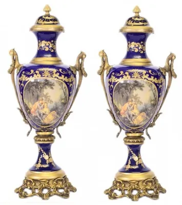 Image de Casa Padrino Set de gobelets en porcelaine baroque bleu clair / or L26 H63 cm (2 pièces) - Grand Décor - Décoration d'hôtel