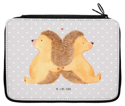 Produktbild von Mr. & Mrs. Panda Etui Igel händchenhaltend - Grau Pastell - Geschenk, glücklich, Federmappe, Hochzeit, Federtasche, Federmäppchen, Mäppchen, Love, Freundin, Verknallt