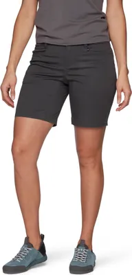 Dame trägt schwarze W Notion Sl Shorts von Black Diamond; stehend mit Händen an den Seiten.