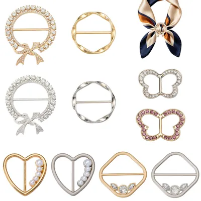 Productafbeelding van Armband met hartvormige hangers en strasssteentjes
