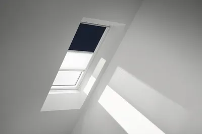 Produktbild von VELUX Vorteils-Set Verdunkelungsrollo uni dunkelblau und Faltstore Plissee weiß manuell Rahmen weiß DFD SK08 1100SWL