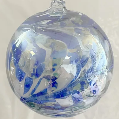 Productafbeelding van Elzusha - Kleurrijke Glazen Bol om op te Hangen Blauw Wit Helder 12 cm