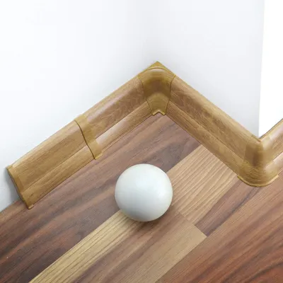 Produktbild von DQ-PP Sockelleiste 62mm PVC 200cm + 5 x Dübel | Kabelkanal | Fußleisten | Farbe: Eiche Anden