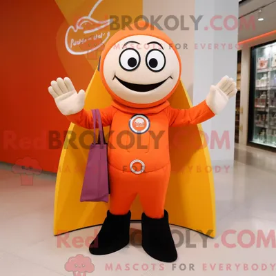 Produktbild von Maskottchen-Charakter REDBROKOLY eines orangefarbenen Zirkusdirektors mit Pullover und Tragetaschen