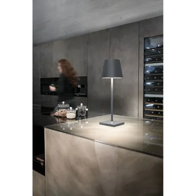 Produktbild von Zafferano Poldina L Desk LED-Tischleuchte, dunkelgrau, wiederaufladbar und dimmbar, mit einer Akkulaufzeit von bis zu 12 Stunden.