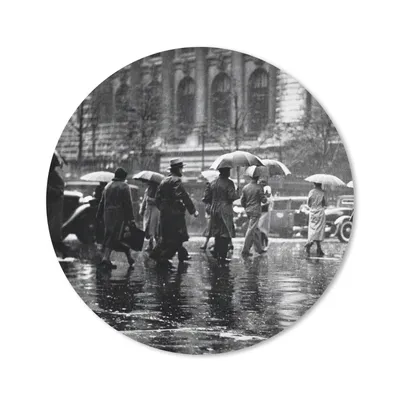 Produktbild von MuchoWow® Mauspad Mousepad Menschen auf der Straße im Regen in New York - schwarz und weiß 50x50 cm - Mousepads - Maus Mat - Pad - Mausunterlage - Vinyl
