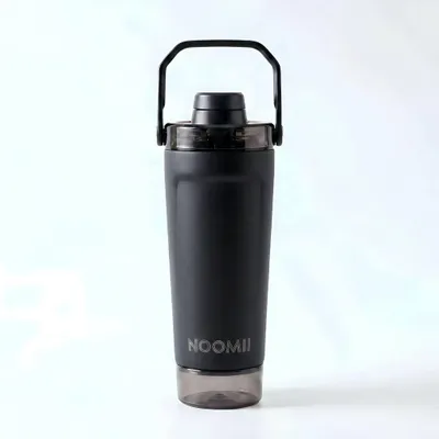 Produktbild von NooMii ProShake 600 – Edelstahl Thermo-Shaker mit Pulverfach (600 ml) Farbe: Schwarz