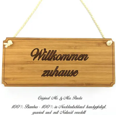 Produktbild von Mr. & Mrs. Panda Schild Willkommen zuhause - Geschenk, Shabby, Holz Türschild, Geschenkidee, Wegweiser, wandtafel, Landhaus, Graviert, Eingangsschild