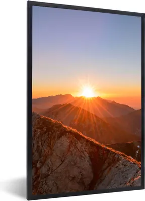 Produktbild von MuchoWow® Gerahmtes Poster Berg - Landschaft - Sonne 60x90 cm - Poster mit Schwarzem Bilderrahmen Wandposter Rahmen Foto Bilder - Kunst