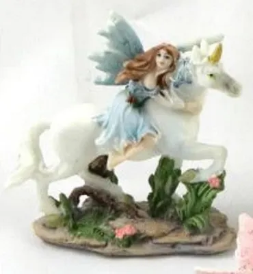 Dieses Bild zeigt eine bezaubernde Figur, die eine Fee auf einem Einhorn darstellt.