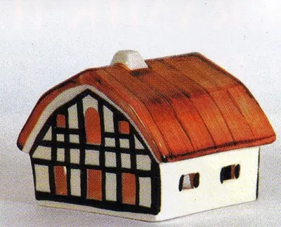 Detailliertes Modell eines Zollhäuschens. Das Haus hat ein rotes Ziegeldach und einen Fachwerk-Stil.