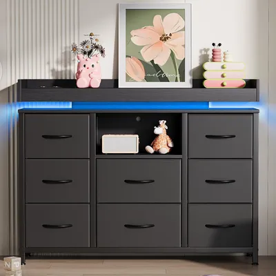 Produktbild von ProximaX Schwarze Kommode mit 8 Schubladen, Ladestation & RGB-LED-Beleuchtung, Stoffschubladen, Kippschutz, Robuster Stahlrahmen, TV-Schrank für Wohnzimmer & Schlafzimmer, 108x30x82cm