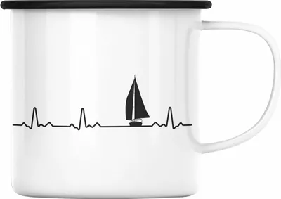 Produktbild von Trendation - Kapitän Herzschlag Emaille Tasse Geschenk Käptn Lustiger Spruch Bootsfahrer Sportboot Herren Segler Segeln Motoboot Lustig (Schwarz)