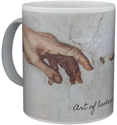 Produktbild von IMKERSHOP Tasse Die Erschaffung der Biene | Michelangelo Parodie | Witziges Geschenk für Imker & Kunstliebhaber | Keramik-Kaffeebecher 330 ml