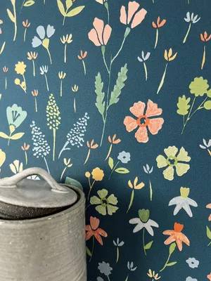Produktbild von NEWROOM Tapete Lilly Dark Blue Blau Vliestapete - Floral Blumen Blüten Germany