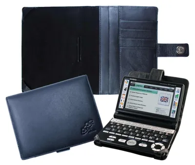 Produktbild von CalcCase Translator für Casio EWG-6000/7000-Serie aus schwarzen Nappaleder mit Klemmhaltgerung für das elektronische Wörterbu