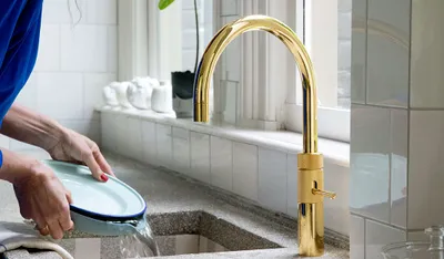 Obrázek produktu pro "QUOOKER FUSION Round VAQ PRO3 24 carat Gold Edition & 100°C baterie (3FRGLD)" (2-pólové) dřezová baterie s vroucí vodou o teplotě 100°C Včetně termohrnečku