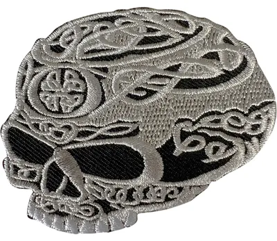 Totenkopf-Patch, Aufnäher, 7,4 x 6 cm, bestickt, Beige-Grau
